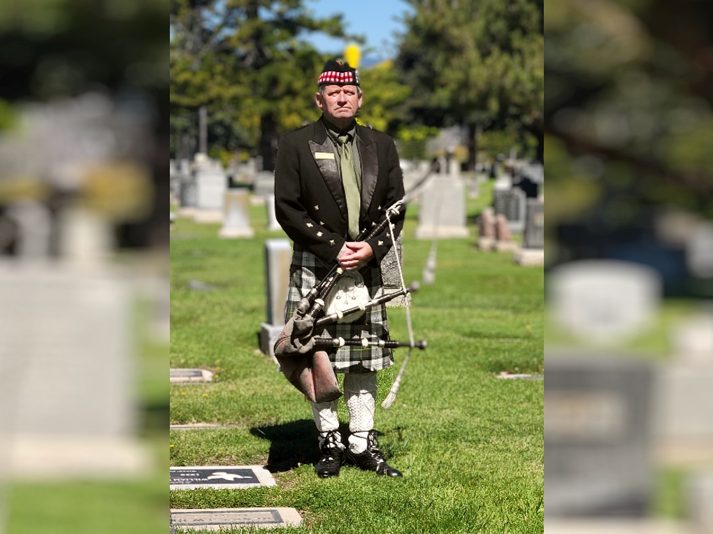 Santa Clarita Bagpiper1