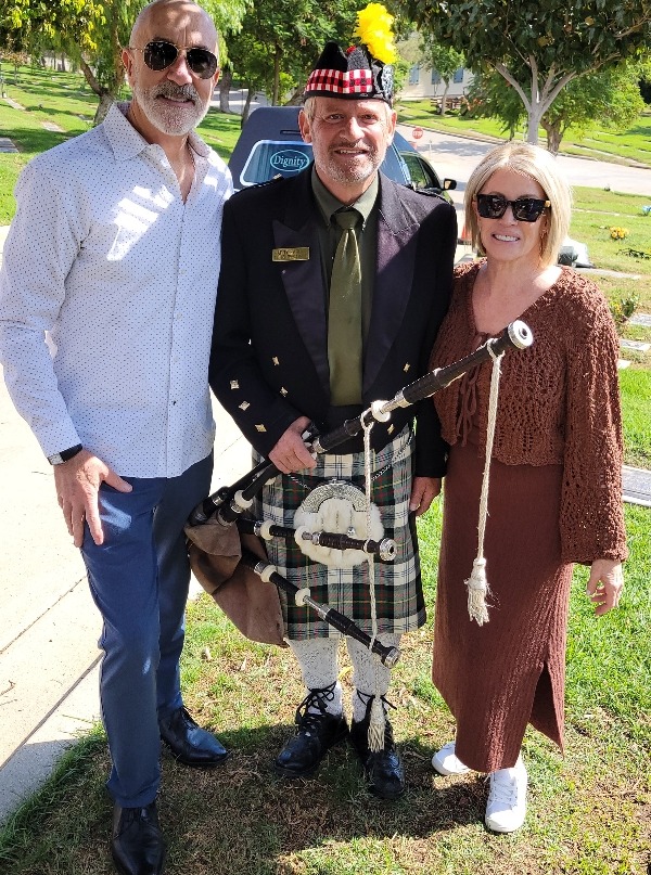 Oaiwood Bagpiper Cemetery